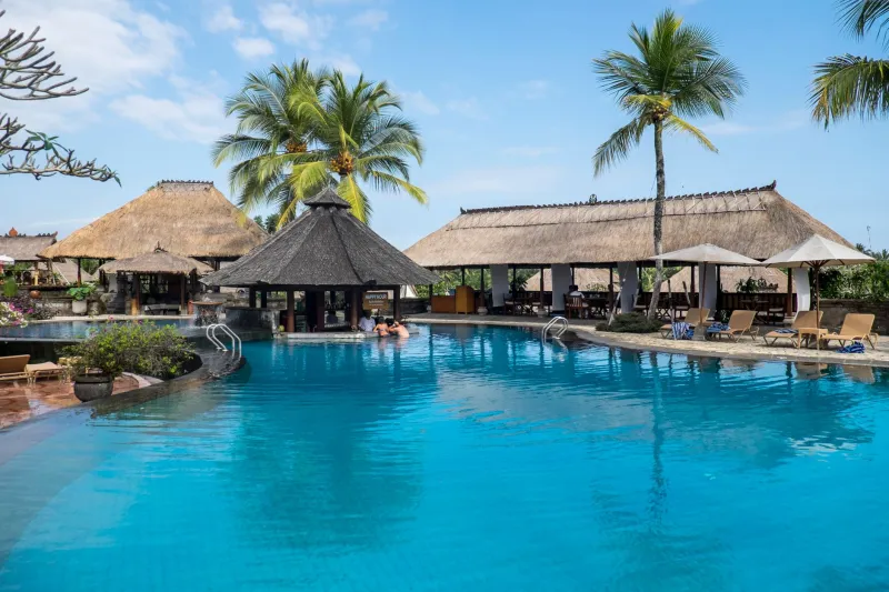 Poolside Dreams, Puddle Reality: How Amenity Photos Are Selling You a Stay You Won't Actually Get